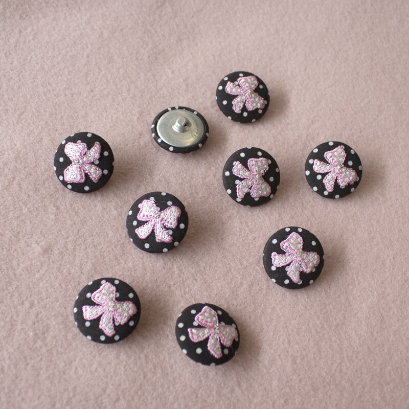 Knopf Schleife Punkte schwarz-rosa 25mm