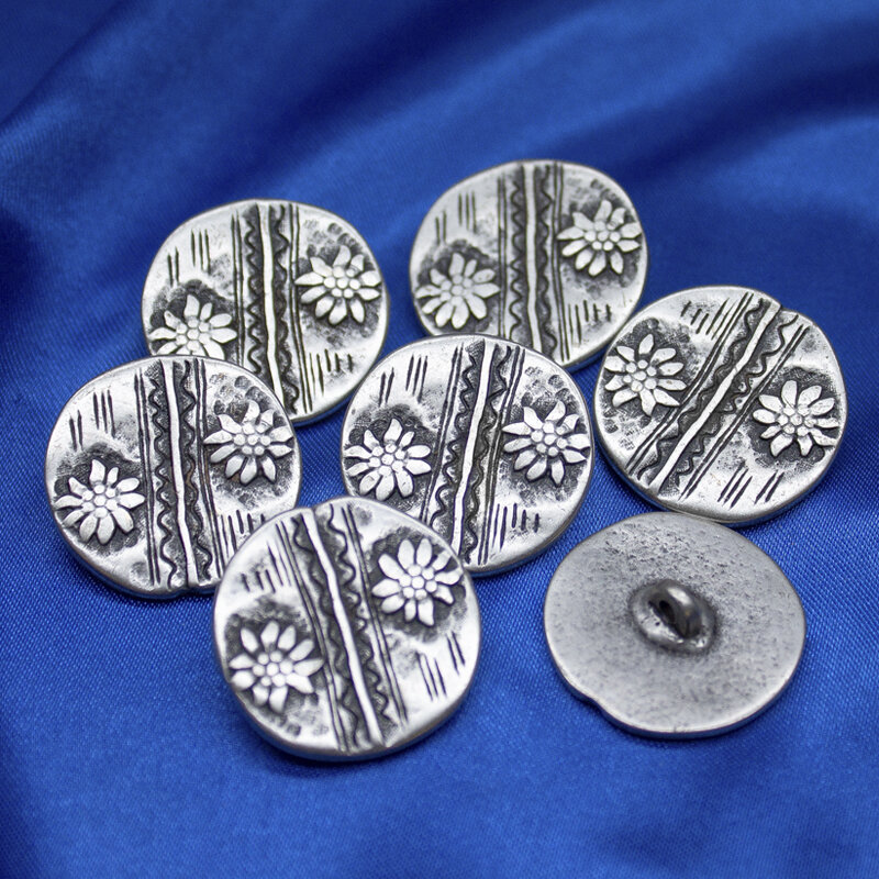 Trachtenknopf mit Edelweiß. rund, altsilber, 25 mm